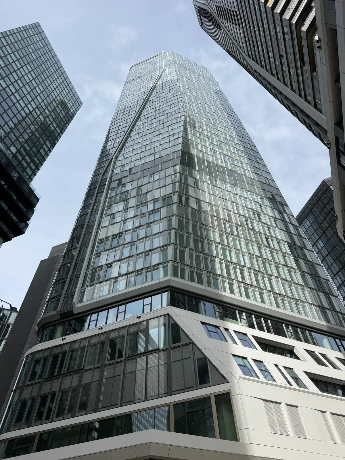 Das Hochhaus FOUR Frankfurt, in dem wiastudio sein Büro hat, von der Straße aus fotografiert